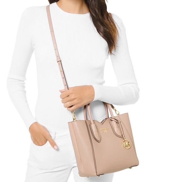 Michael Kors Mae small messenger bag - Picture 2 of 13